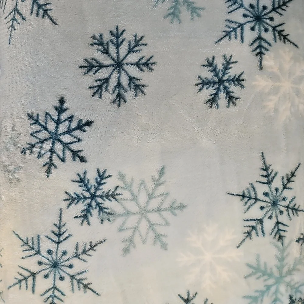 Snowflake Patterned Throw Blanket